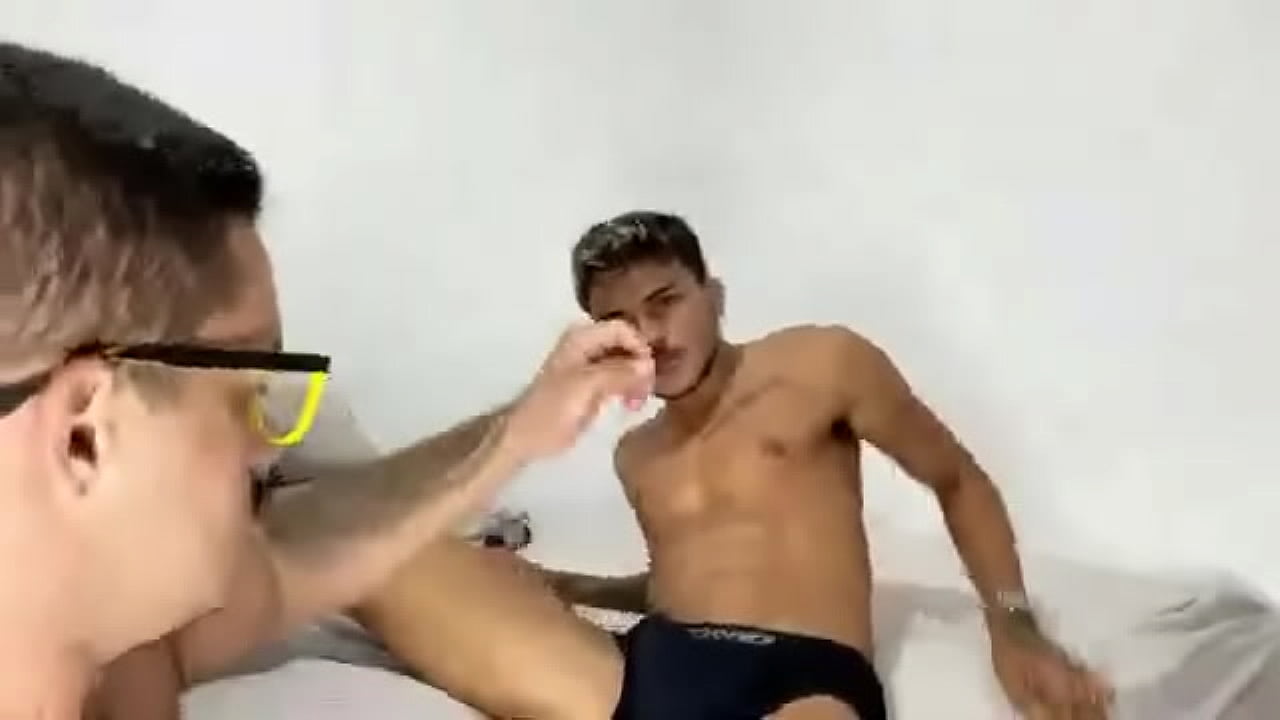 Meu amigo da Escola era PAUZUDO e eu n&atilde;o aguentava v&ecirc; o Pauz&atilde;o na cal&ccedil;a dele at&eacute; que chamei ele pra ir na minha casa