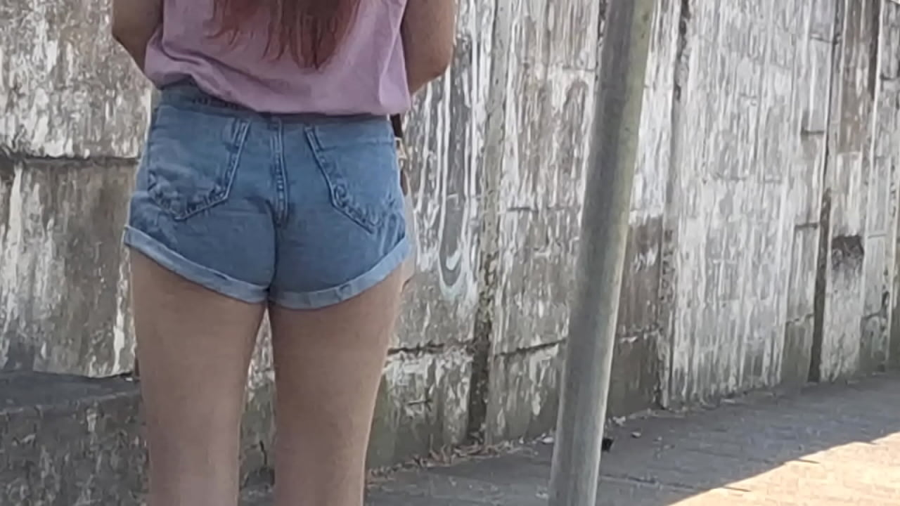 Punheta para ruiva na rua me olhando!