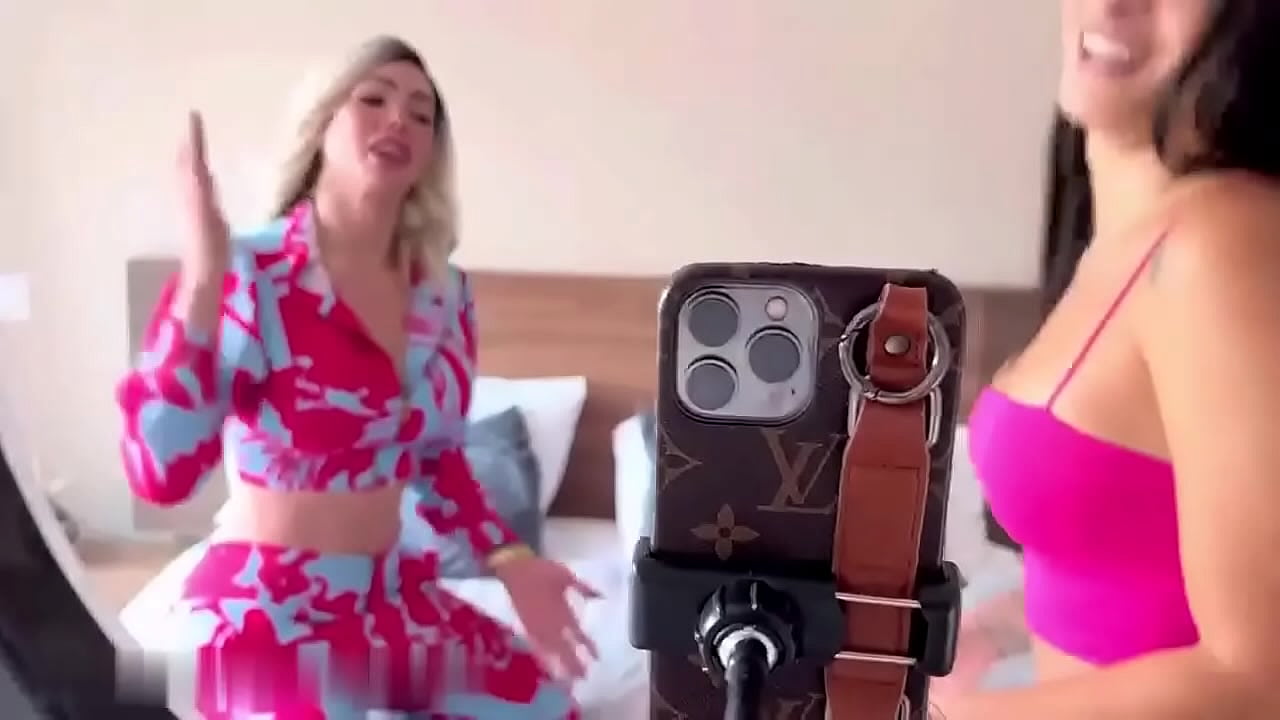 Tranny le d&eacute; duro a chica se viene adentro de ella ( gia itzel )