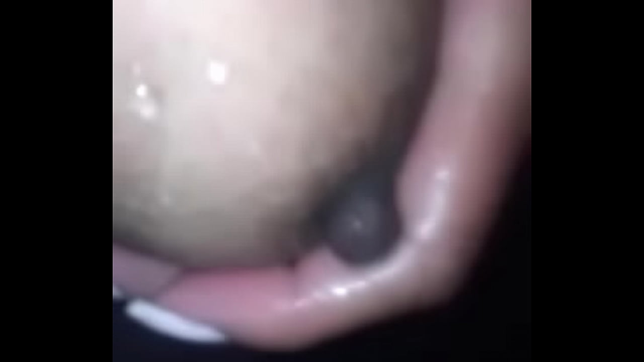 Gostosa tomando banho