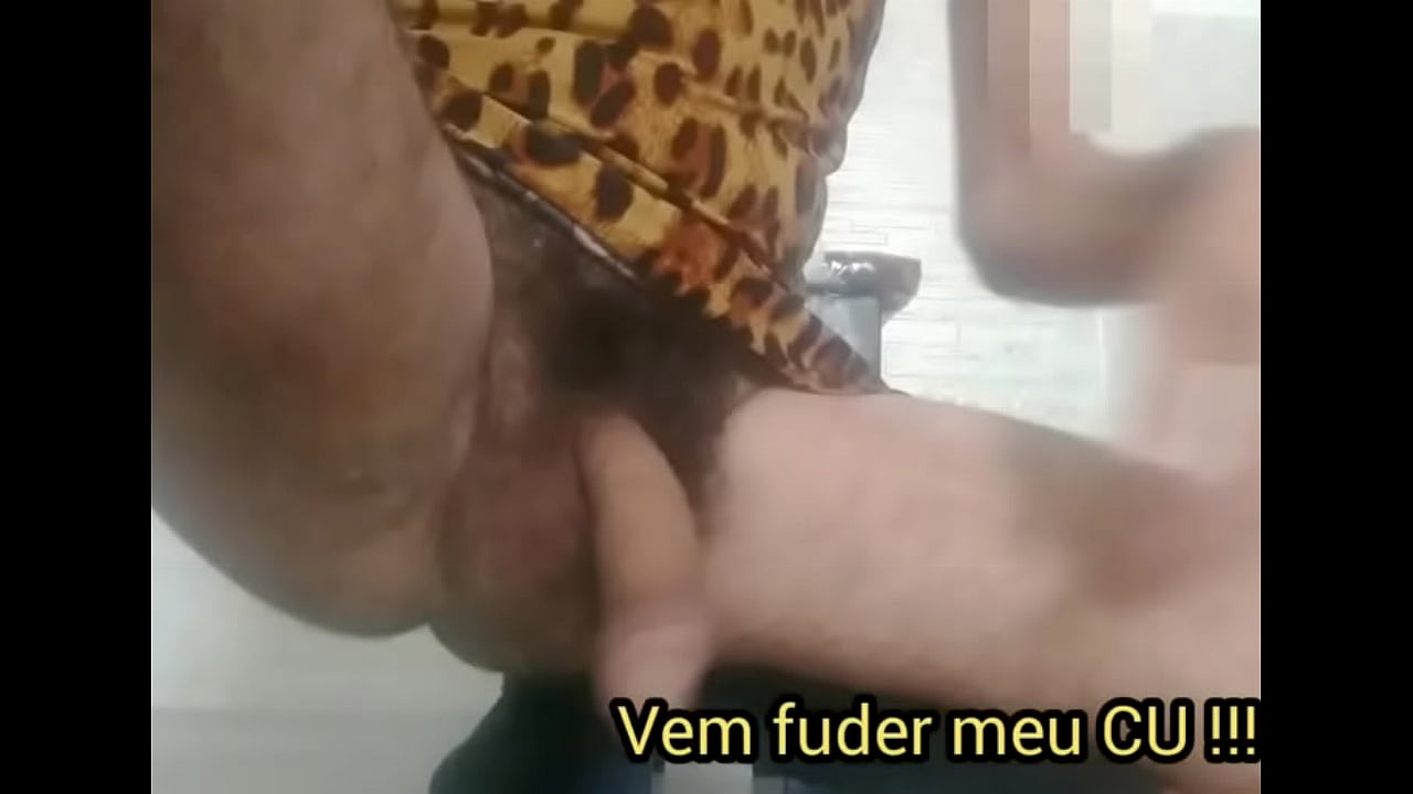 Marido passivo com a camisola da esposa enfiando frasco de desodorante no cu