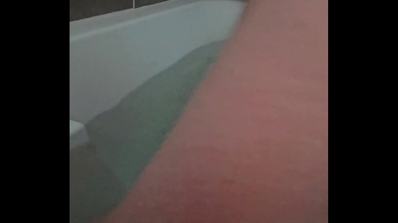 Qui veut me rejoindre dans mon bain ?J'ai envie de vider des queues ce soir ...