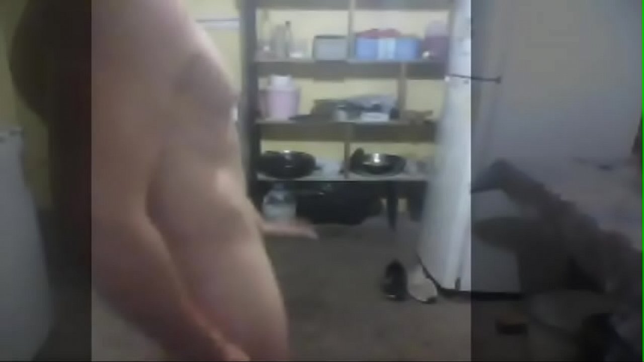 muchacho que trabaja como modelo termina su rutina de ejercicios con un regalo para las mujeres que lo ven