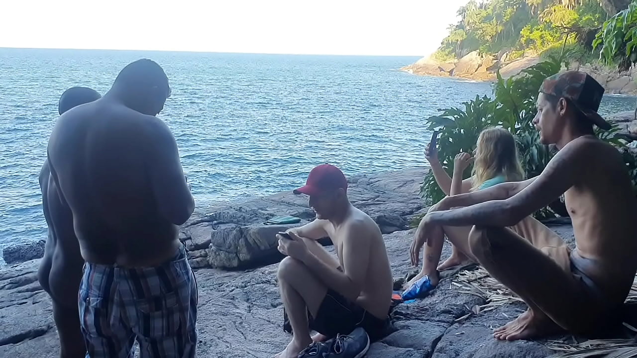 Safadas nas pedras em Fernando De Noronha