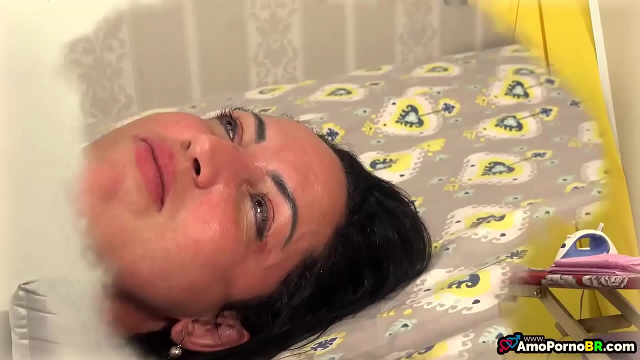 Dando a bunda e gemendo alto