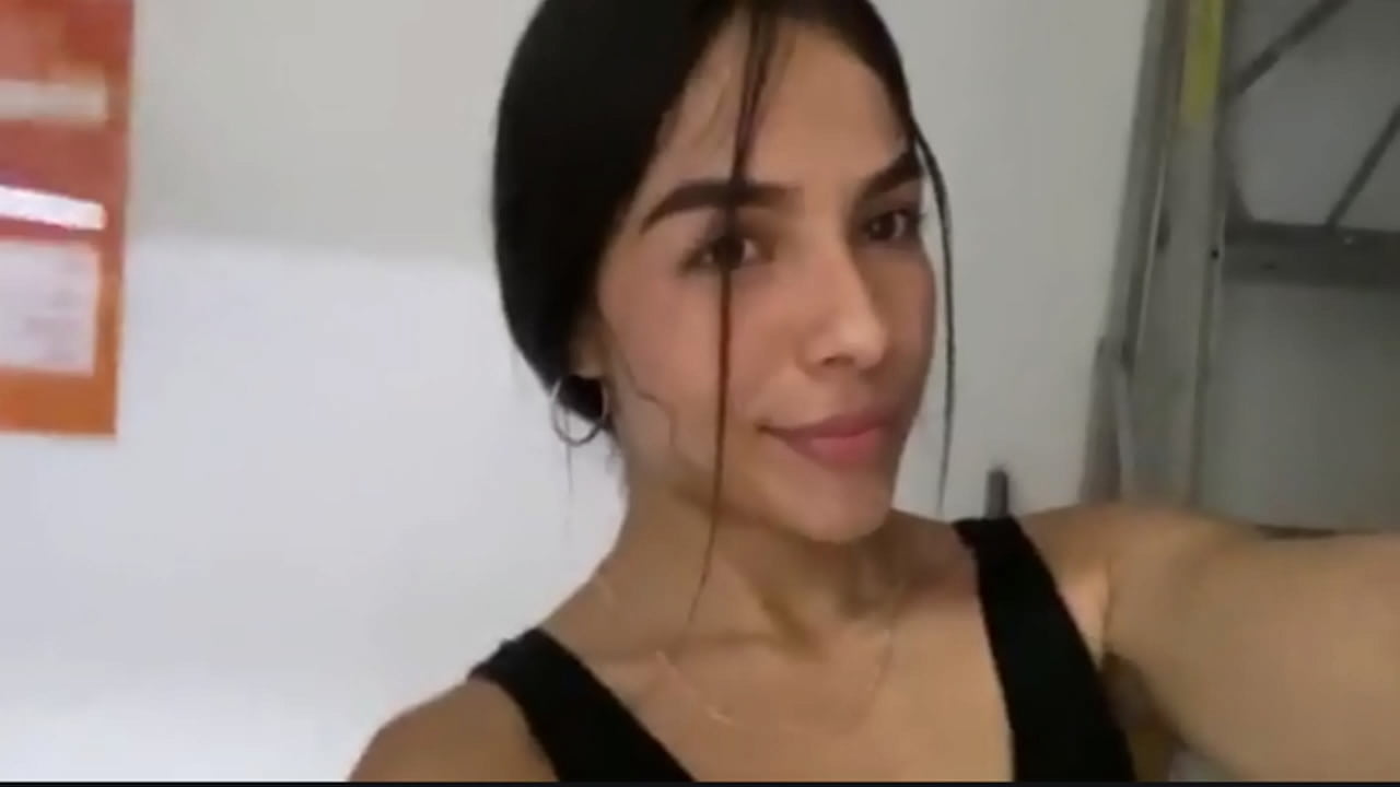 Hermosa Flaca fitness no se aguanto las ganas y se toca su panocha en el ba&ntilde;o del gym