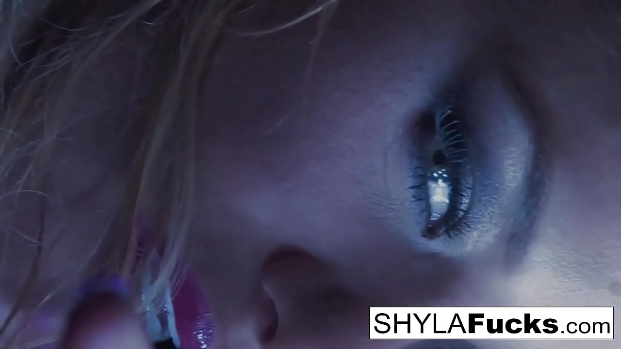 Blonde babe has some fun