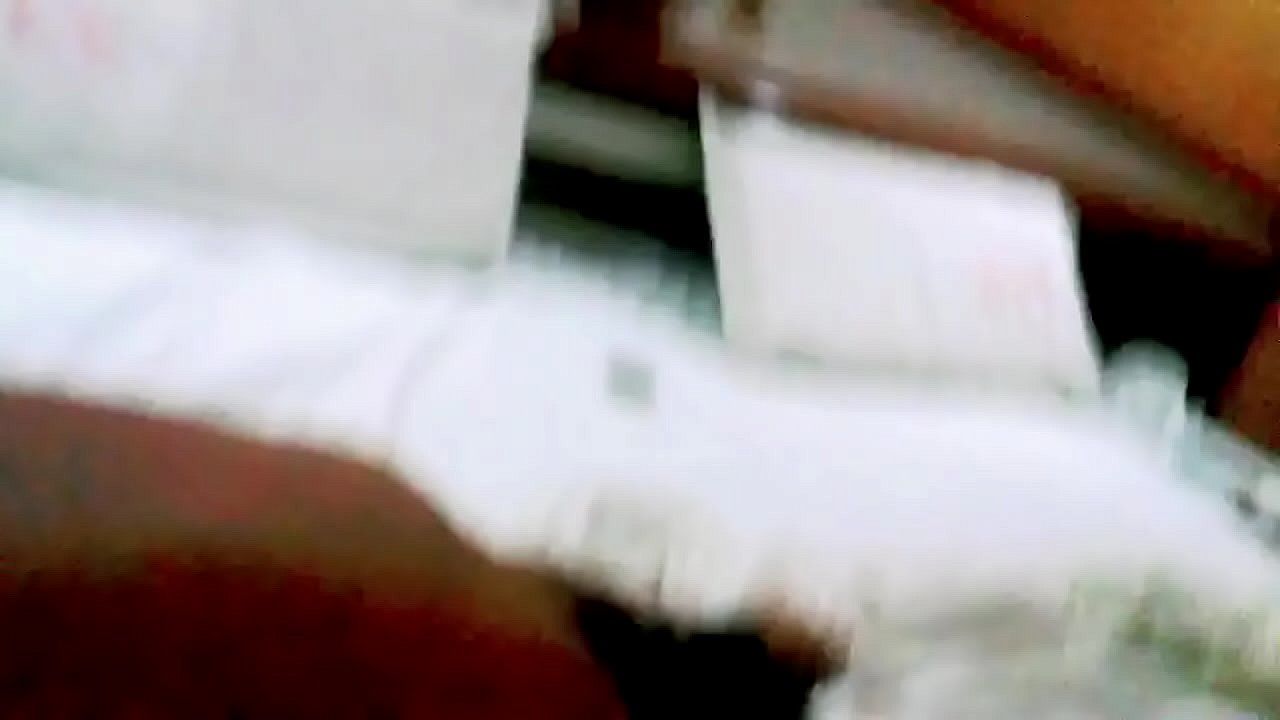 ni&ntilde;a morena cogiendo