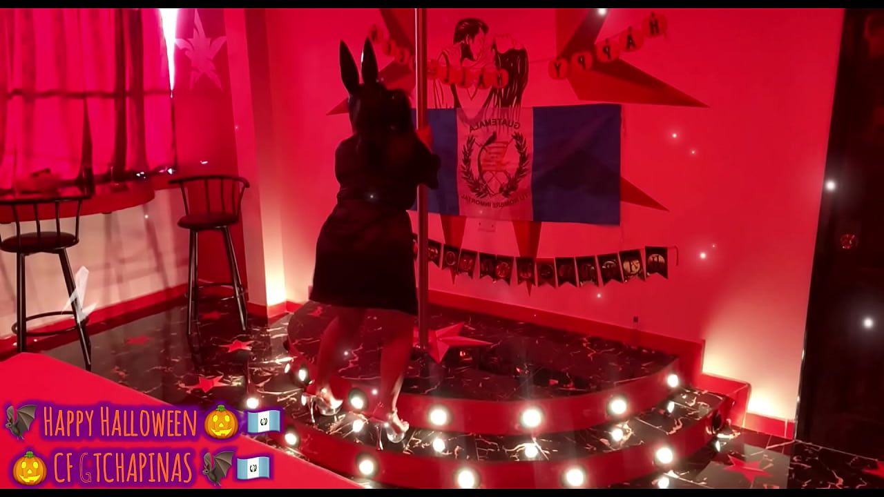Guatemalteca hermosa de conejita playboy hace ESTRIPTIS por Halloween