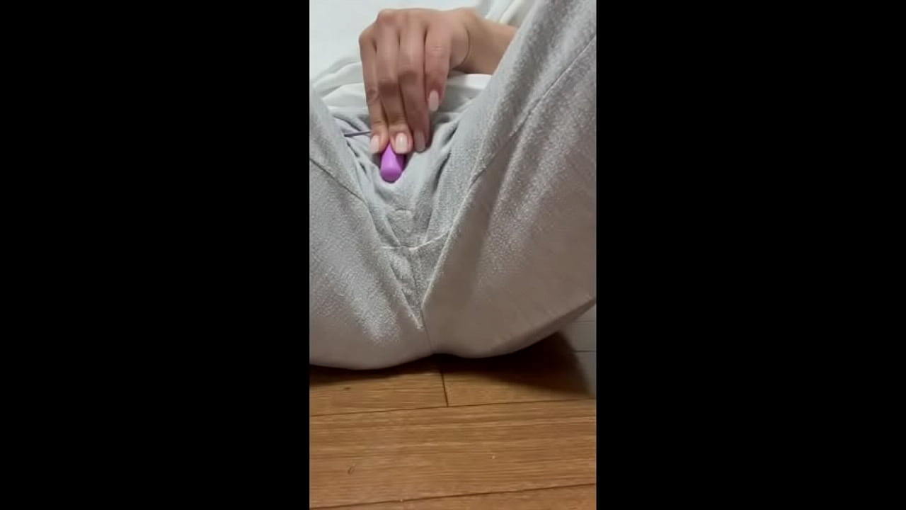 一般素人女子大生がお風呂あがりにおまんこを触ってオナニー姿が興奮する。