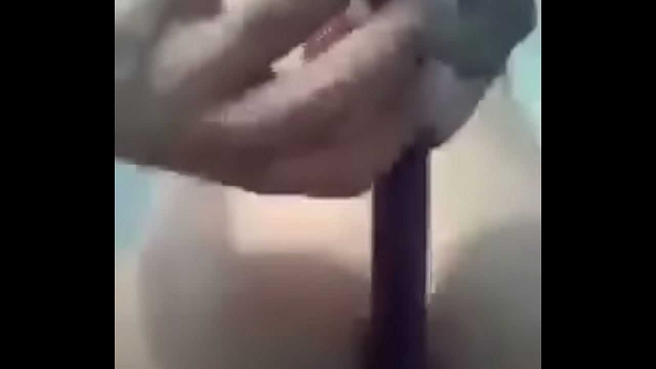 Pasivo jovencito frotando escoba en el culo