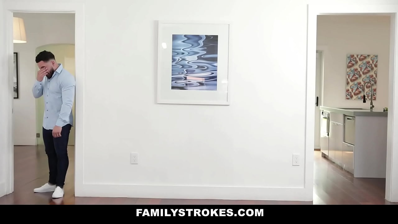 Horny Teen Babe Wants To Bang StepBro On StepMoms Back - FamilyStrokes