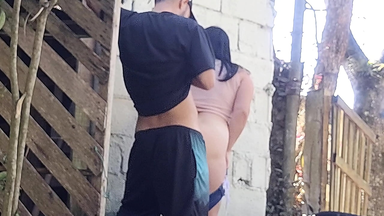 Meu marido saiu e me deixou receber o pedreiro sozinha para um or&ccedil;amento