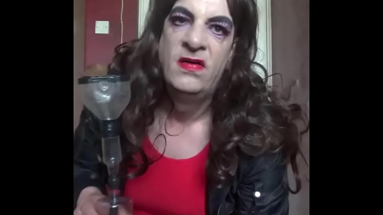 bisexual crossdresser mark wright loves the taste of piss