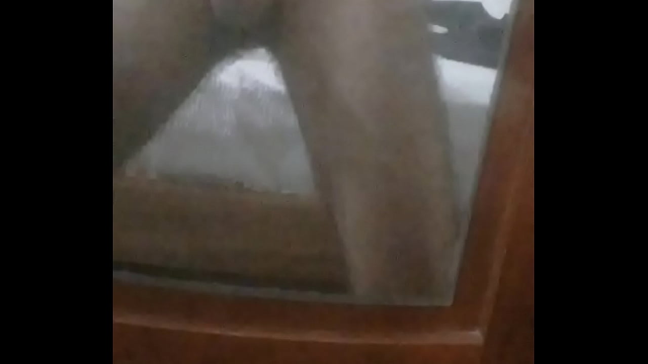 Piroca bicolor gosando bem gostoso novinho n&atilde;o se aguenta nessa quarentena e bate uma punheta