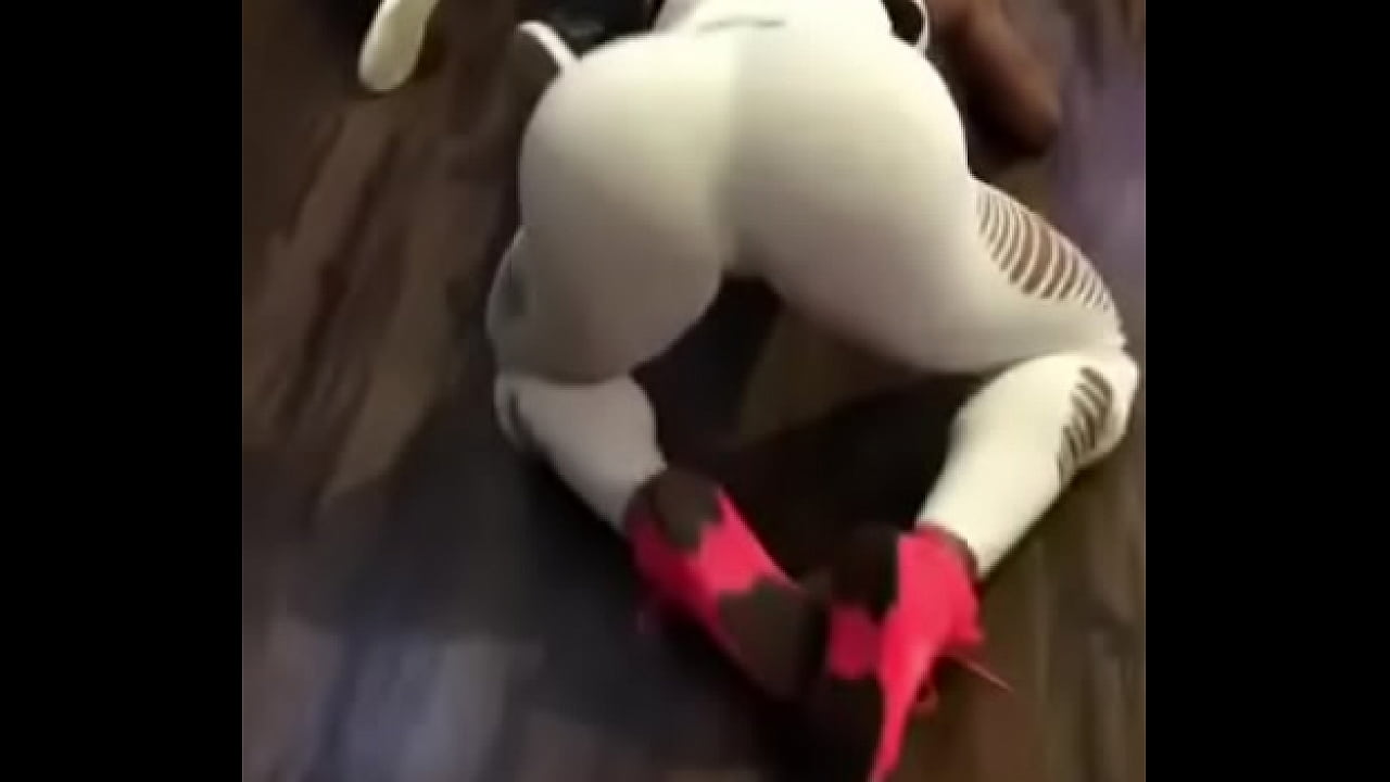 Gracyanne barbosa safada dando bucetada com no chao