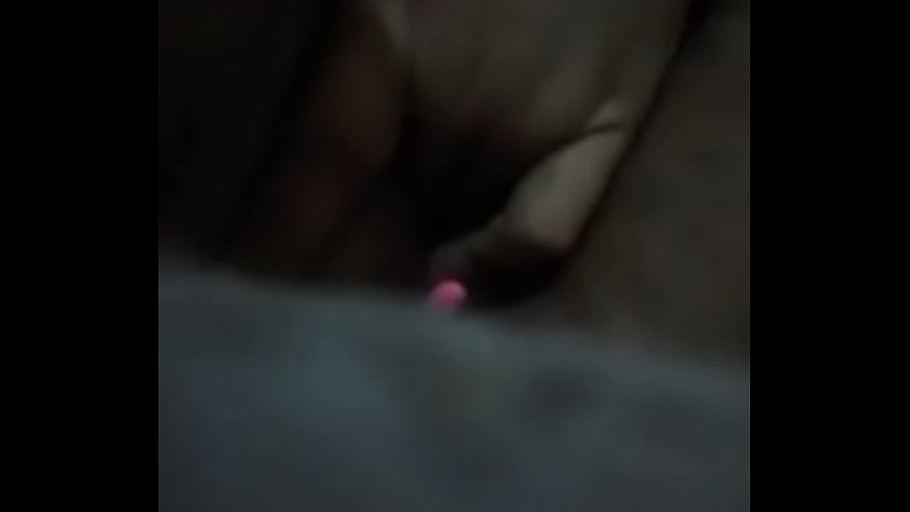 Prieta y gorda masturb&aacute;ndose