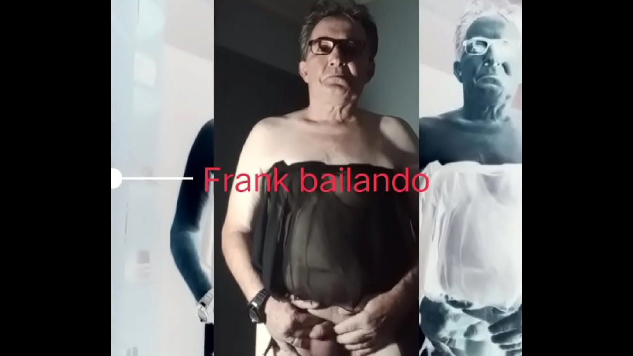 Bailando con lencer&iacute;a escuchando m&uacute;sica.