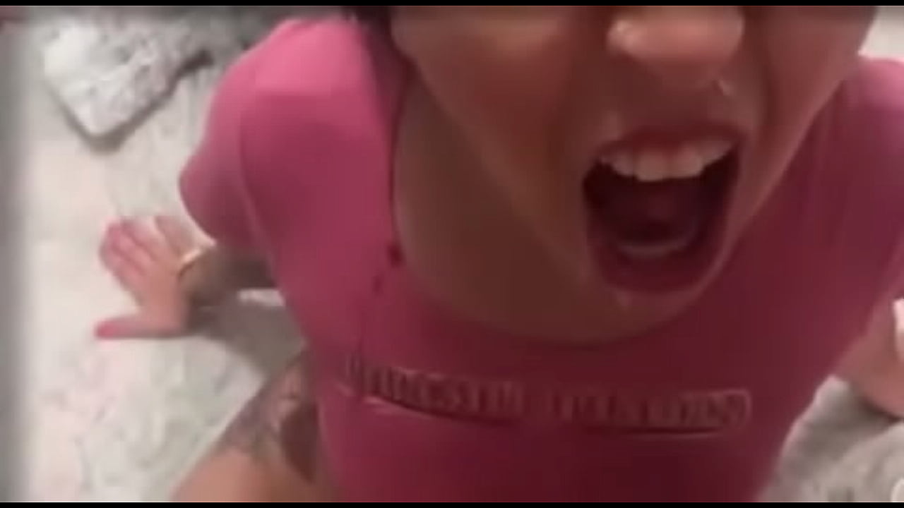 soquei o consolo at&eacute; o talo e depois meti a m&atilde;o inteira no meu rabo.