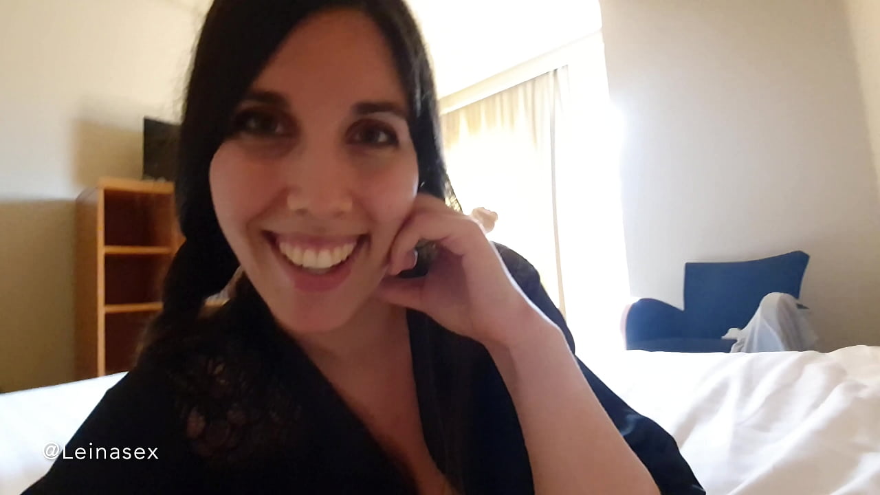 Mi madrastra me despierta, me descubre muy excitado y me masturba