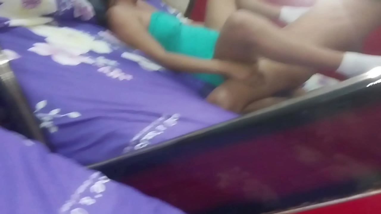 El vecino se quita el cond&oacute;n y se corre en mi co&ntilde;o, me hace gemir rico. Dame mas duro, mi marido no se va enterar...