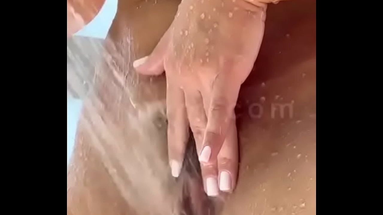 Mulher gostosa demais ro&ccedil;a tesao novinha