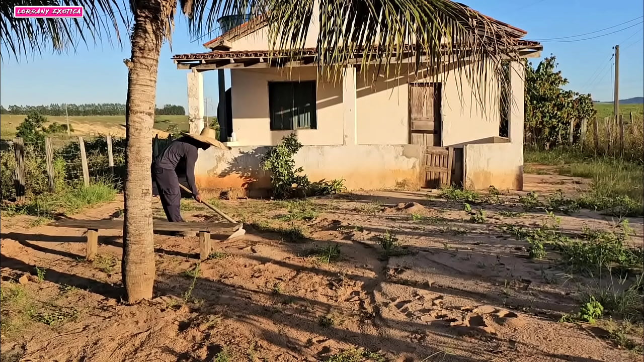 VIR MEU VIZINHO CAPINANDO SEU QUINTAL NO SOL QUENTE E ISSO MIM DEU MUITO TEZAO FUI PEDE AGUA SO DE TOALHA E ELE CAIU DE BOCA NA MINHA BUCETA GOZANDO COM MUITO PRAZER NO MEU CU