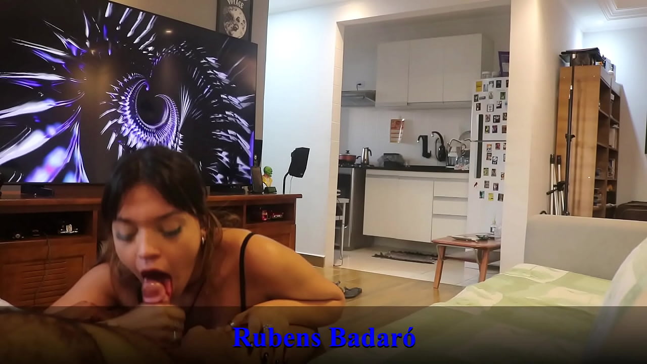 Flagrei o meio irm&atilde;o se masturbando enquanto eu lavava lou&ccedil;a fiquei excitada e acabei dando para ele ali mesmo (VIDEO COMPLETO NO RED/SHEER)