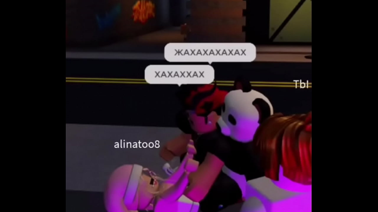 здесь трахаются 2 адоптера, гарик у которого 5 см возбуждает праститутку, а затем кончает в нее, и та беременеет от него. Вот такой подарочек от роблокс ди