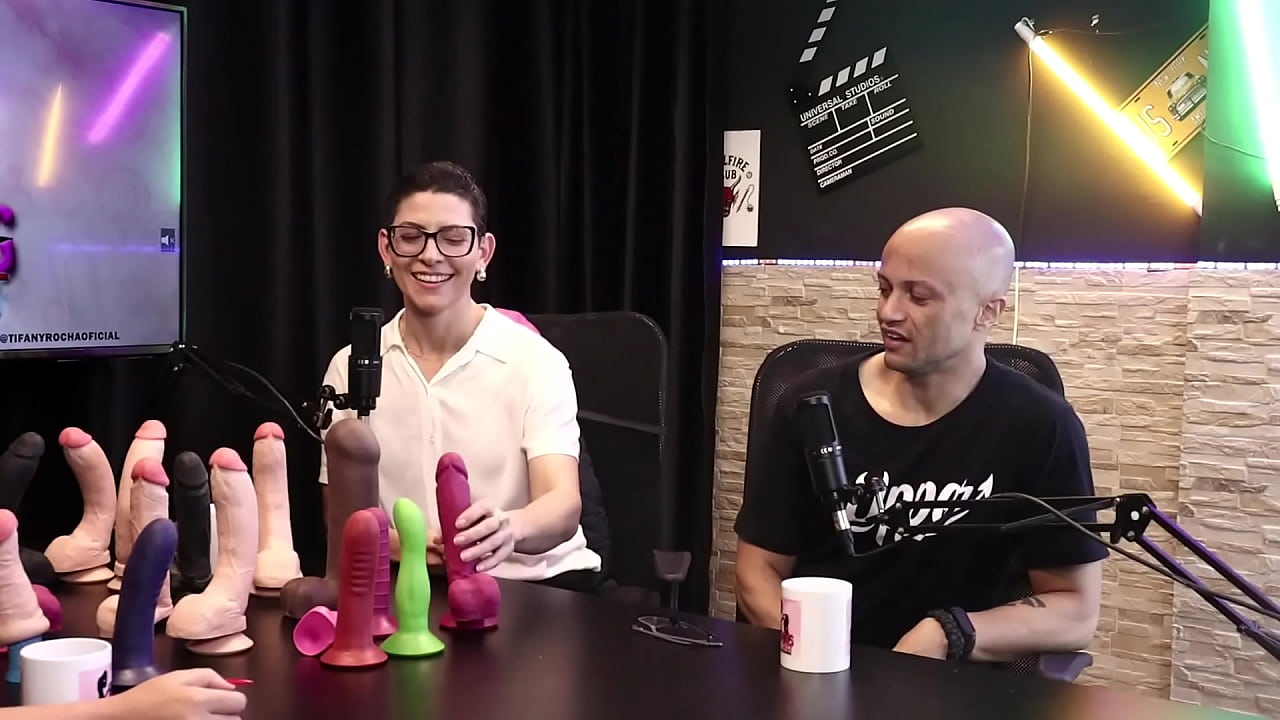 Os materiais importados n&atilde;o chegavam no pa&iacute;s, ent&atilde;o eles decidiram produzir - Eilani Quina e Victor Luciano - Upper Toys (SHEER/RED)