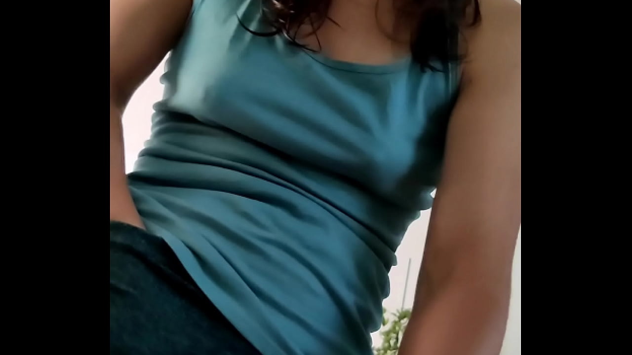 Grosse chienne suce et se branle devant un mec