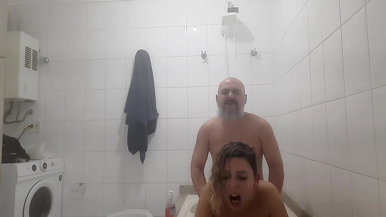 Real sex of an amateur couple in the bathroom
