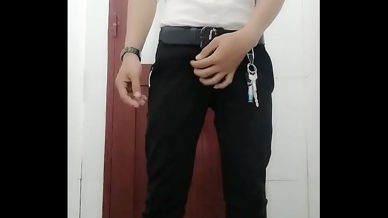 Trai thẳng sục cu trong toilet