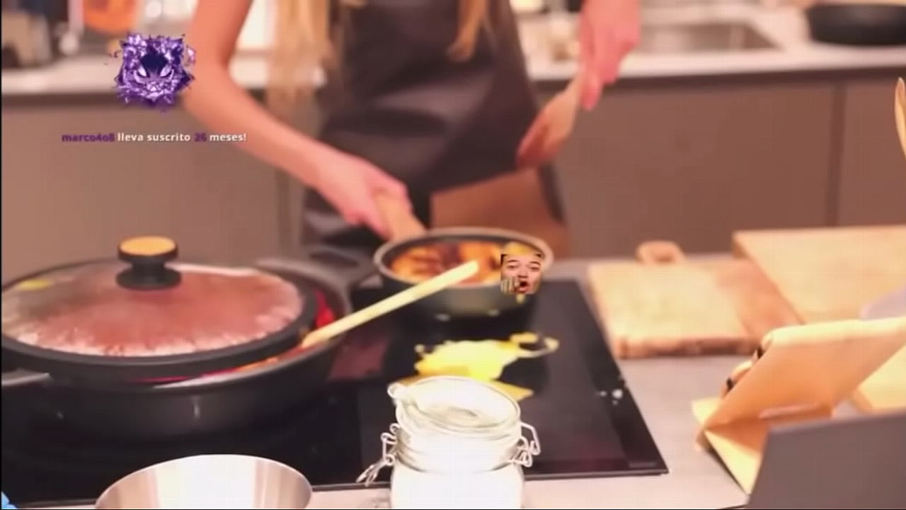 Irina Isasia haciendo una tortilla espa&ntilde;ola sexy
