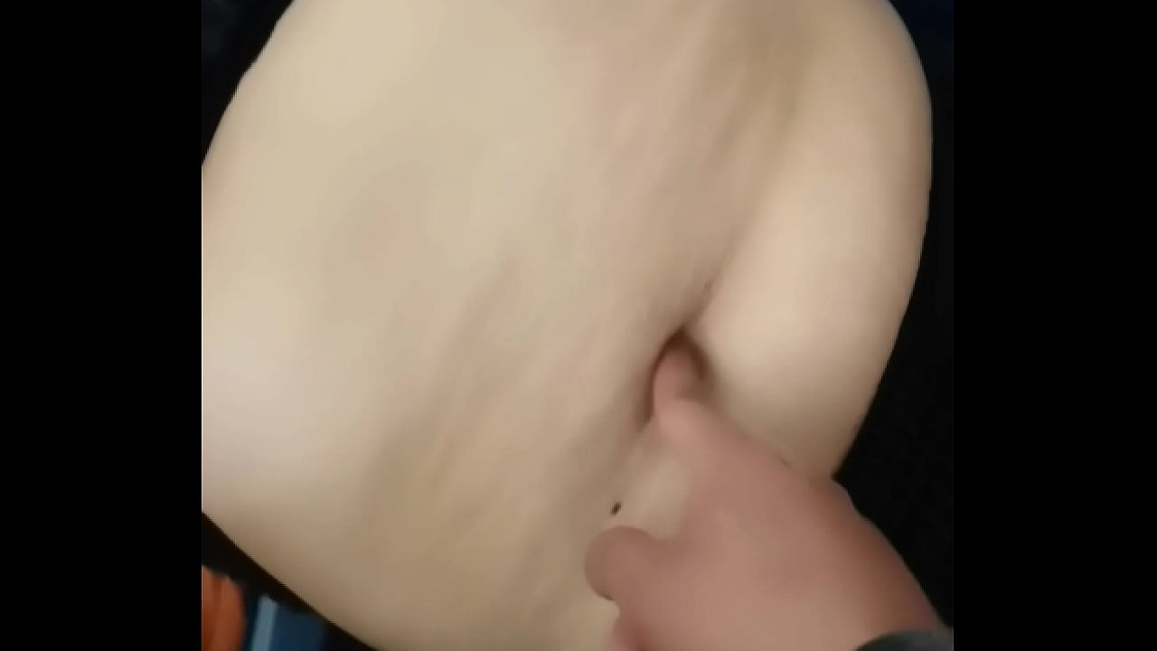 Milf comes to visit me so I can play with her belly button