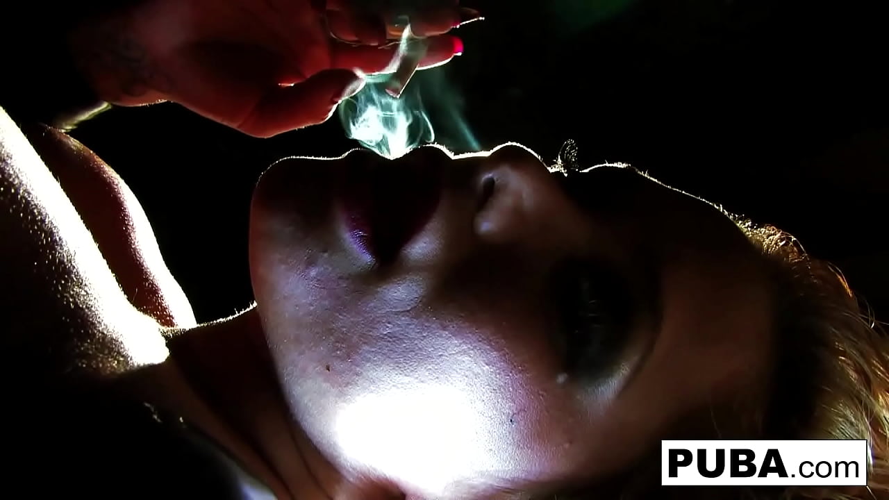 Hot blonde babe has some fun