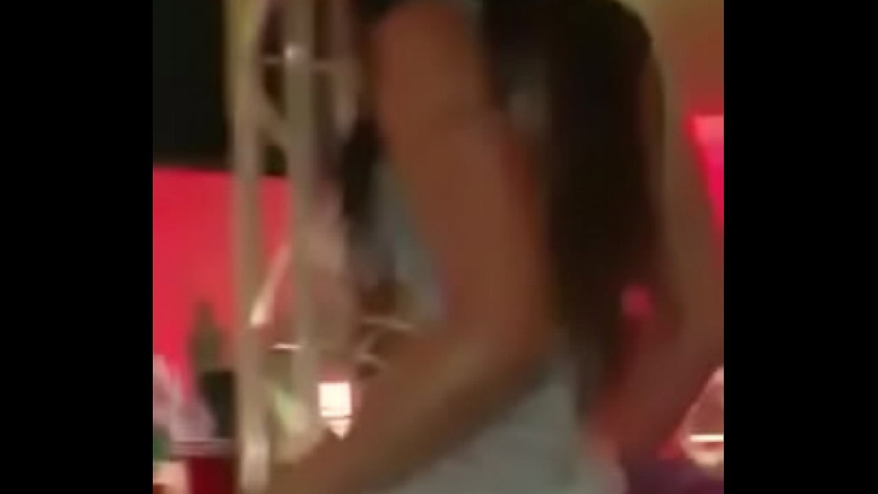 levantando a saia e mostrando a buceta no baile funk.MP4