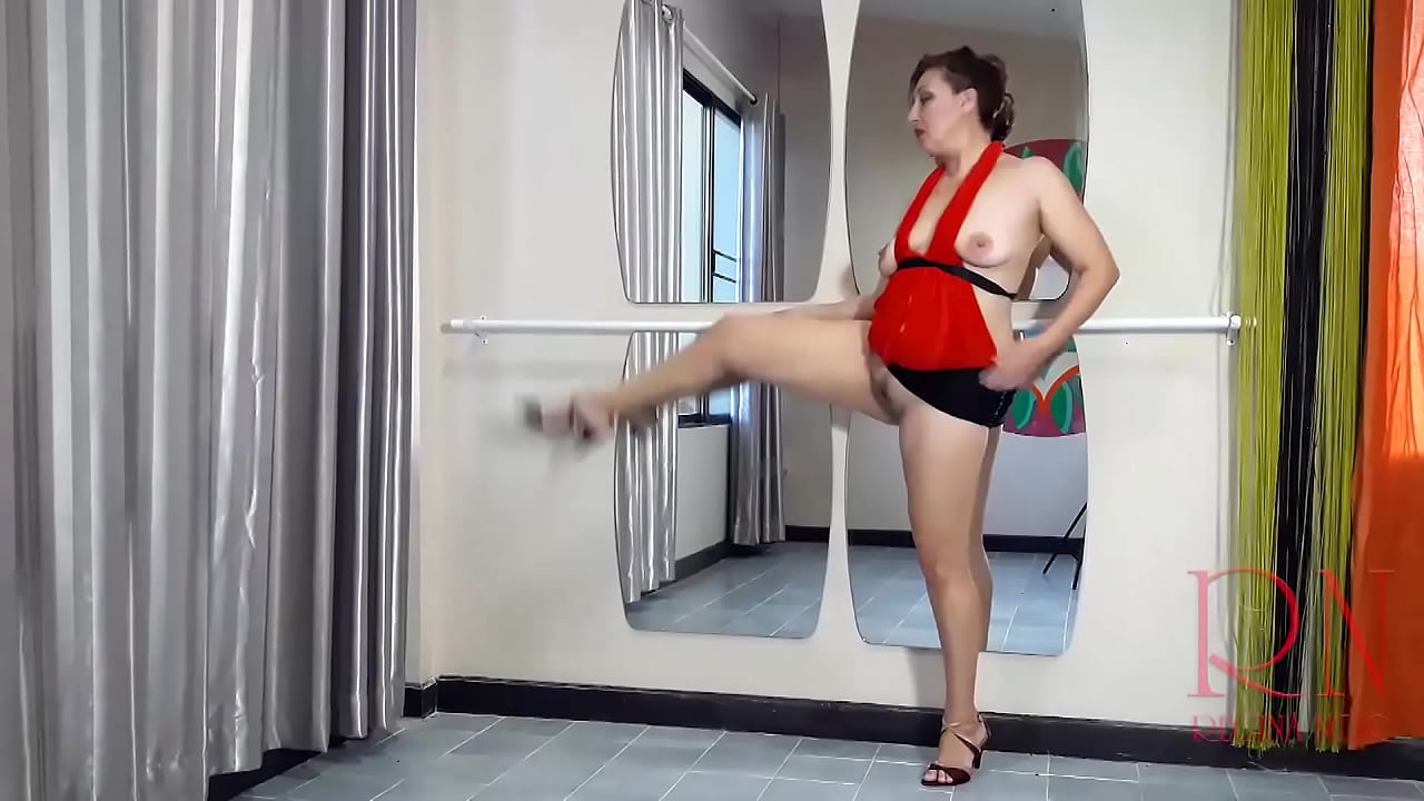 Regina Noir. The lady is doing ballet without panties. Nude dancer
