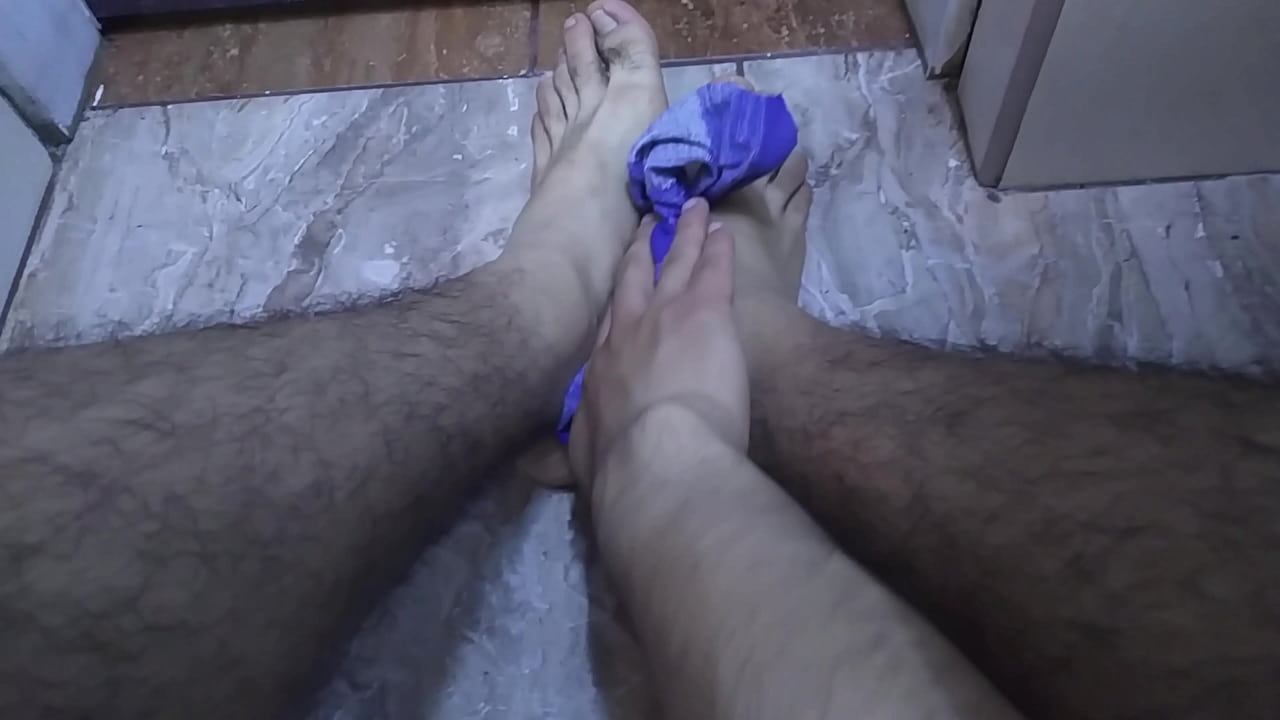 BIG SIZE 10 FEET IN SWEATY SPORT SOCKS