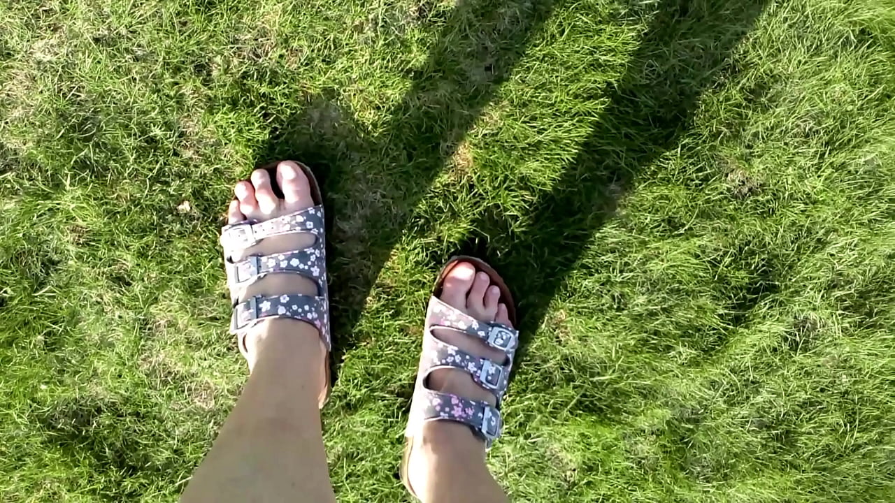 Barfu&szlig; in Latschen