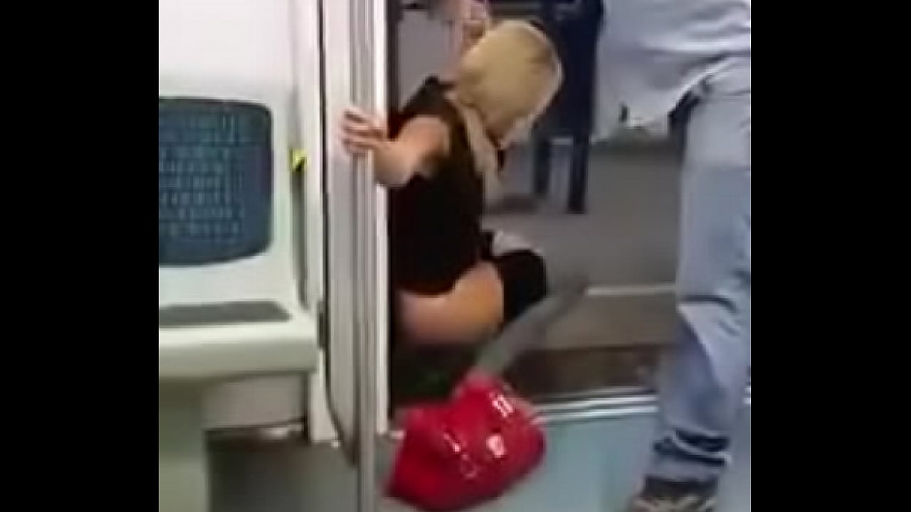 Mulher n&atilde;o aguenta e mija no vag&atilde;o do trem