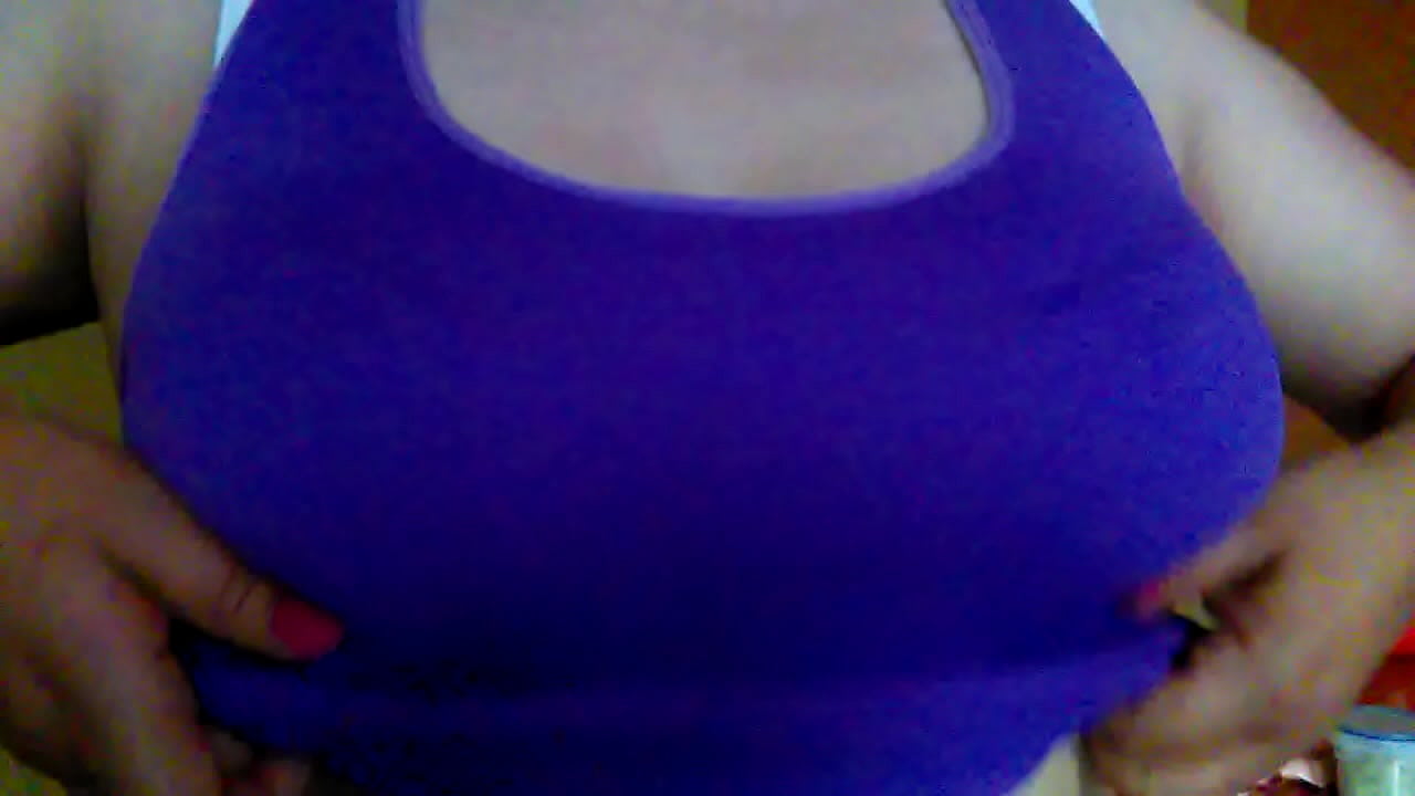 Esta chica se muere por ense&ntilde;ar a todos sus enormes tetas, disfr&uacute;tenlas!!!