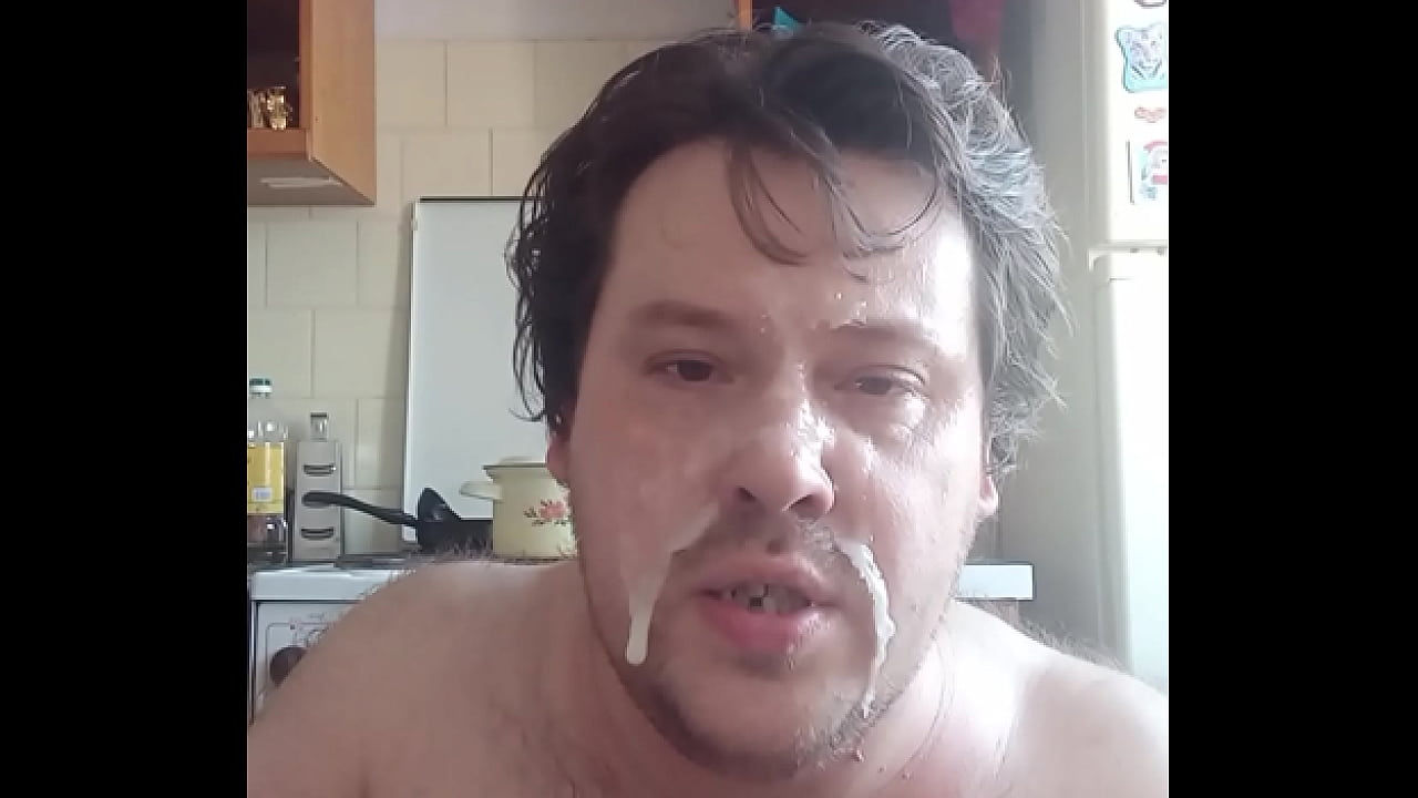 Жирную шлюху трахнули, залили всё лицо кончей и засунули в жопу два апельсина! Что она теперь будет делать?