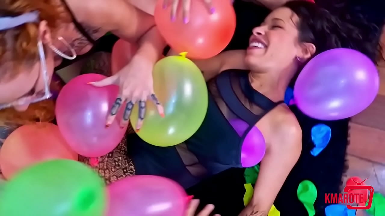 Putinhas safadas se divertindo com bal&otilde;es