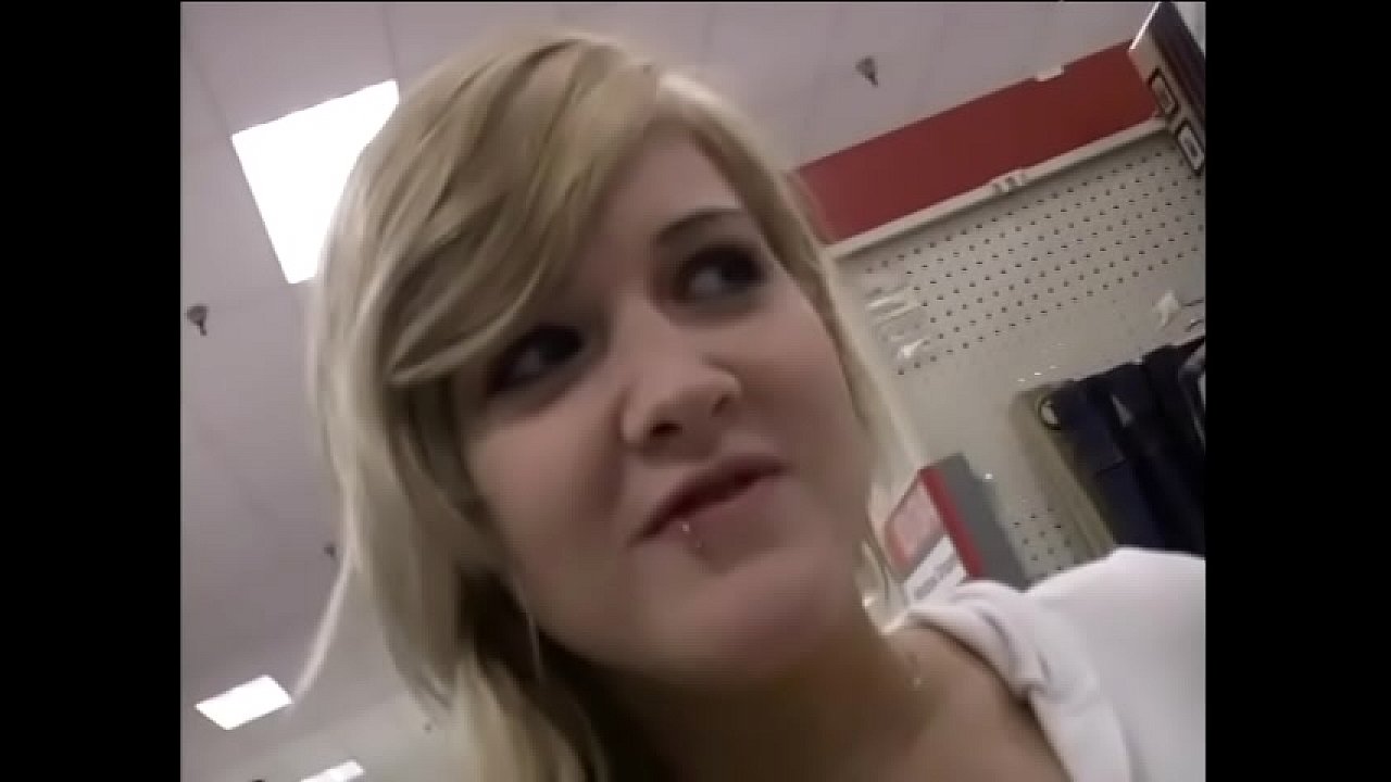 Hot bitch loves to takes huge dick in her mouth