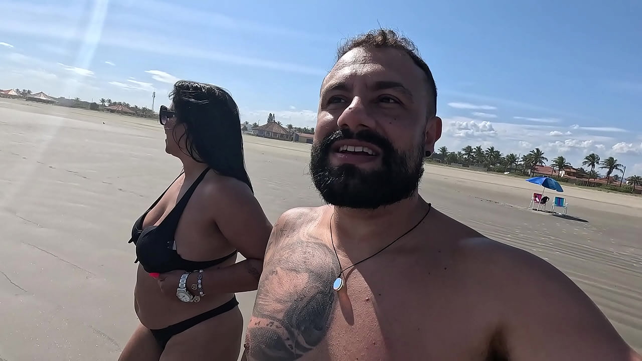 Aprontando em p&uacute;blico ambulantes reconhecem minha putinha e claro agente apronta na praia