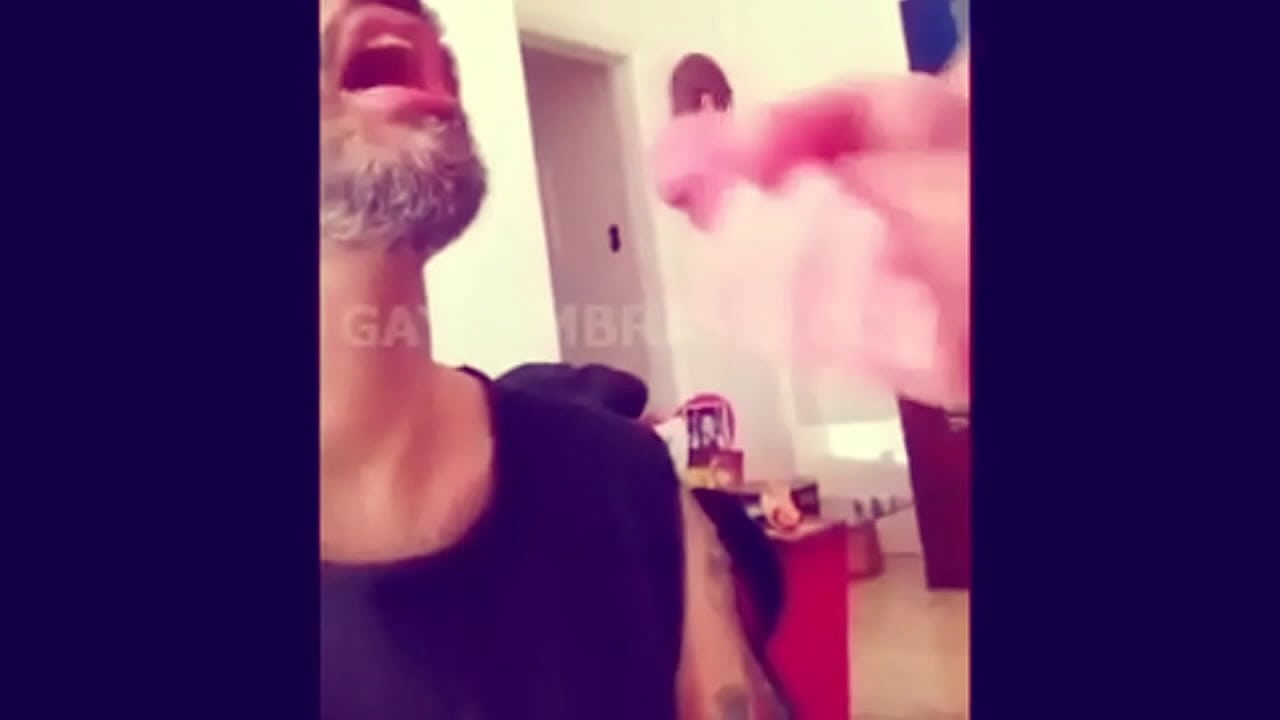 Barbudo recebendo leite