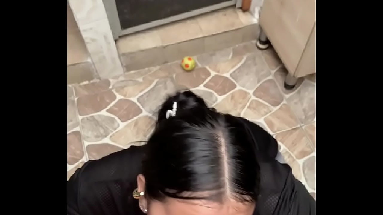 Mi prima quiere que me la coja en el patio mientras mis t&iacute;os salieron