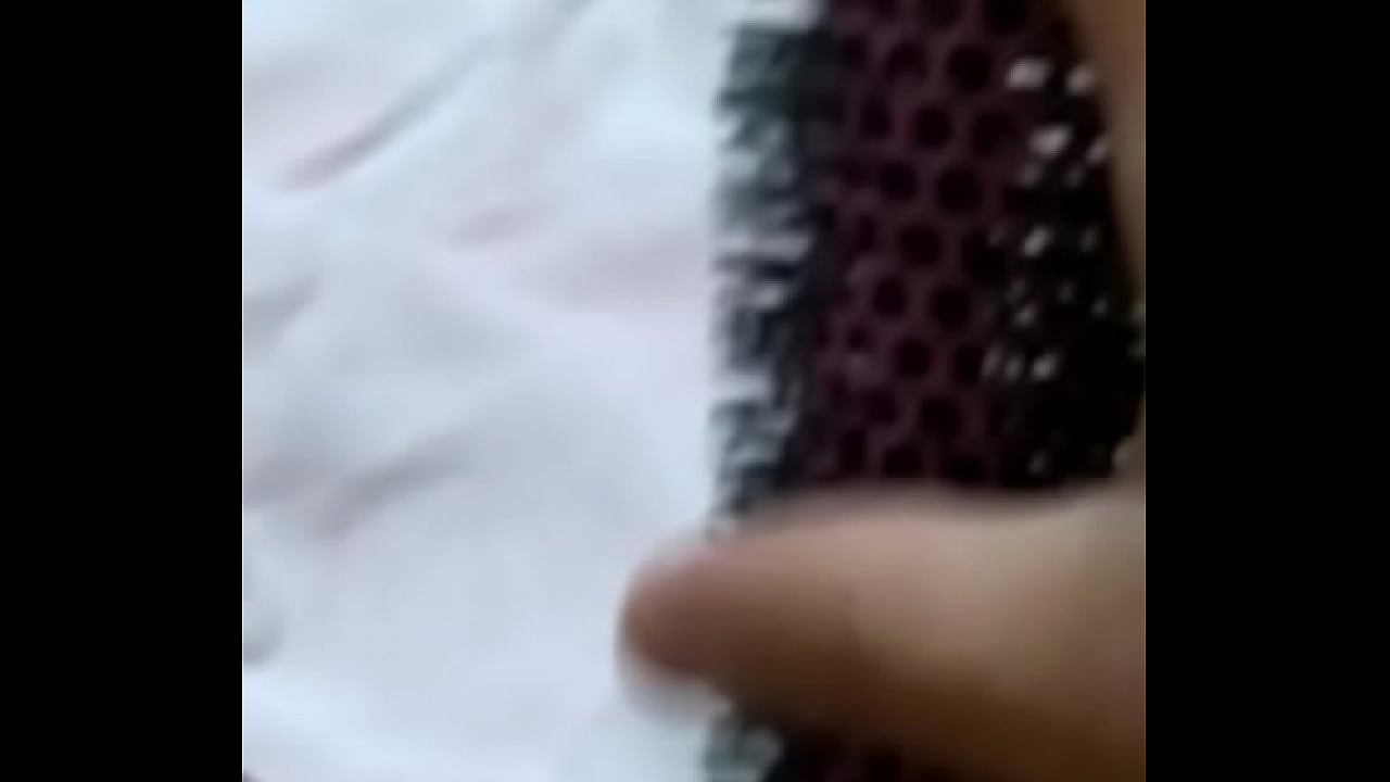 baixinha peituda e rabuda tarada batendo siririca com escova e gemendo muito no rj