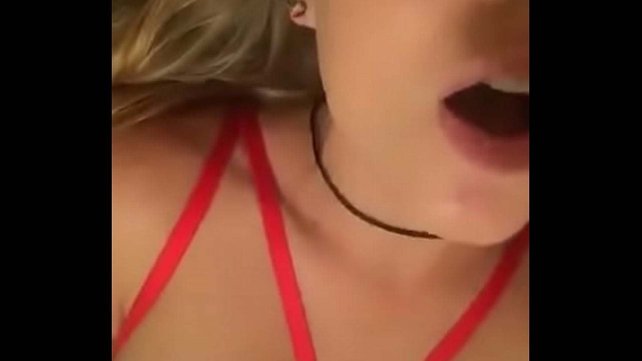 rubia metiendose dedo para mi